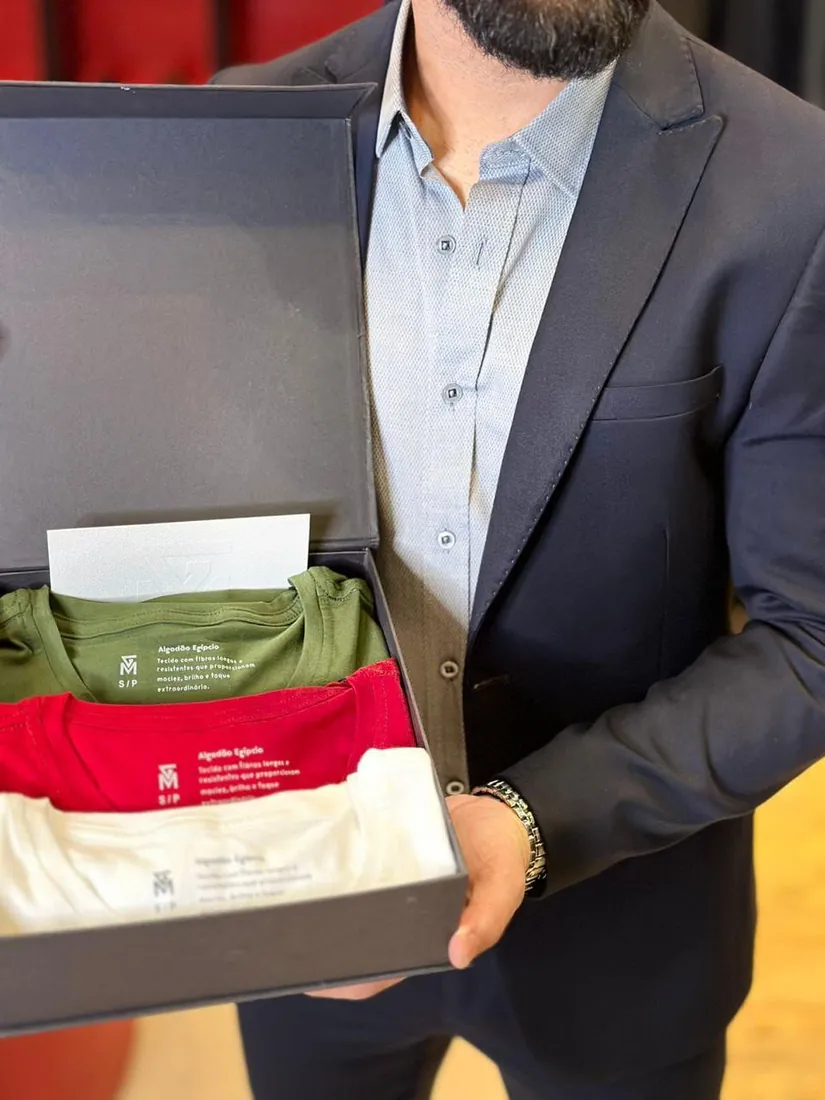 Caixa presente: Camisetas em caixa rígida com cartão