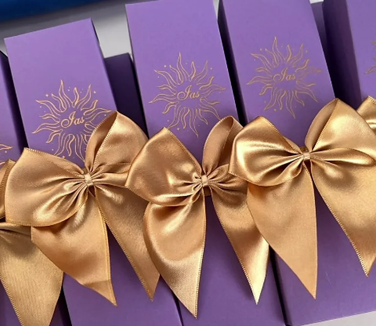 15 anos: Caixas em lilás com laço dourado