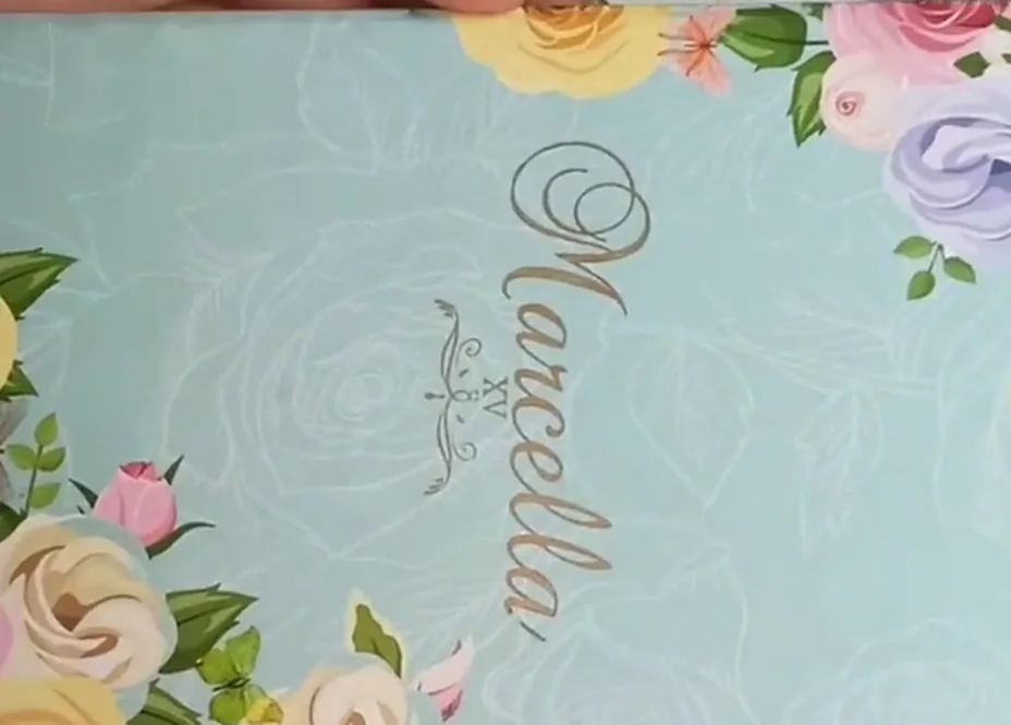 15 anos: Convite floral com nome em dourado
